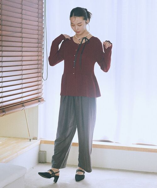 earth music&ecology（アースミュージックアンドエコロジー）の「【2025AW/主役トップス/パールボタン】ペプラムニットカーディガン（ニット/セーター・レディース・ボルドー/ピンク/ブラック・FREE）」の9枚目の写真