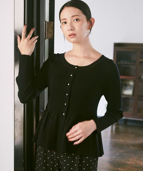 earth music&ecology（アースミュージックアンドエコロジー）の「【2025AW/主役トップス/パールボタン】ペプラムニットカーディガン（ニット/セーター・レディース・ボルドー/ピンク/ブラック・FREE）」の11枚目の写真