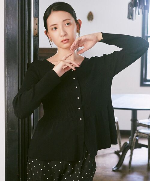 earth music&ecology（アースミュージックアンドエコロジー）の「【2025AW/主役トップス/パールボタン】ペプラムニットカーディガン（ニット/セーター・レディース・ボルドー/ピンク/ブラック・FREE）」の12枚目の写真