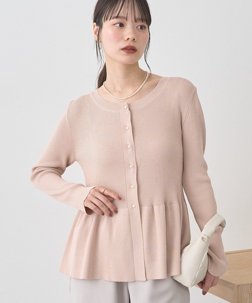 earth music&ecology（アースミュージックアンドエコロジー）の「【2025AW/主役トップス/パールボタン】ペプラムニットカーディガン（ニット/セーター・レディース・ボルドー/ピンク/ブラック・FREE）」の2枚目の写真