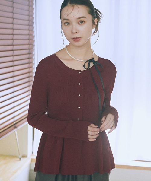 earth music&ecology（アースミュージックアンドエコロジー）の「【2025AW/主役トップス/パールボタン】ペプラムニットカーディガン（ニット/セーター・レディース・ボルドー/ピンク/ブラック・FREE）」の3枚目の写真