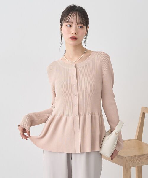 earth music&ecology（アースミュージックアンドエコロジー）の「【2025AW/主役トップス/パールボタン】ペプラムニットカーディガン（ニット/セーター・レディース・ボルドー/ピンク/ブラック・FREE）」の4枚目の写真