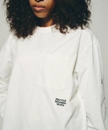Marmot（マーモット）の「[Marmot マーモット] 別注 ドローコード付き ワンポイントロゴポケット ロングスリーブTシャツ（Tシャツ/カットソー）」