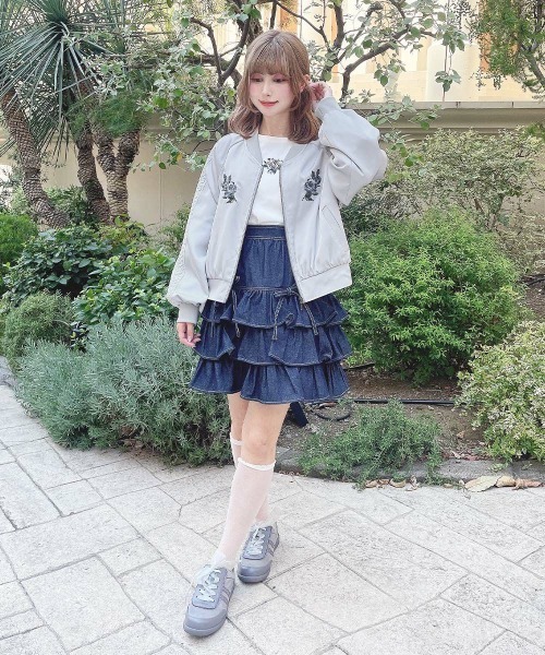 F i.n.t(フィント)の「バックローズ刺繍サテンブルゾン(ブルゾン・レディース・ブルーグレー/ピンクベージュ・FREE)」の7枚目の写真