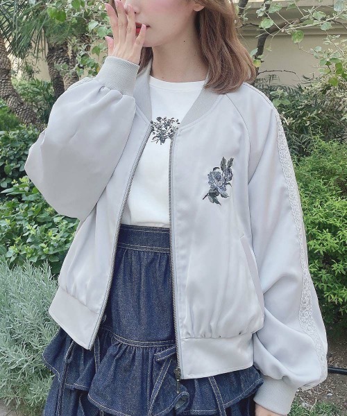 F i.n.t(フィント)の「バックローズ刺繍サテンブルゾン(ブルゾン・レディース・ブルーグレー/ピンクベージュ・FREE)」の8枚目の写真