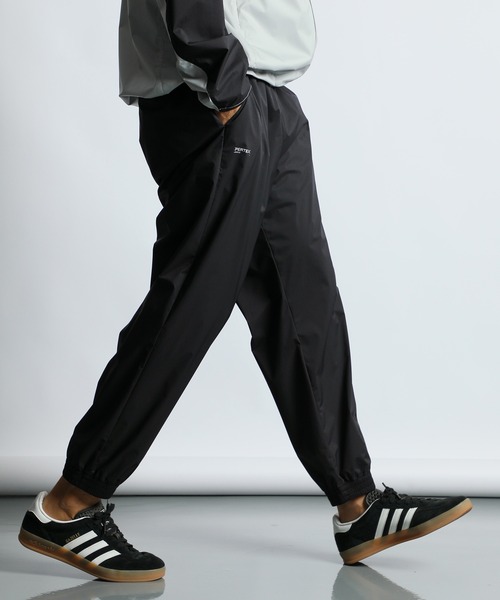 The DUFFER of ST.GEORGE（ザダファーオブセントジョージ）の「〔BLACK LABEL〕PERTEX SHIELD LIGHT SHELL PANTS：セットアップ 2層構造パーテックス ライトシェルパンツ（その他パンツ・メンズ・シルバーグレー/ブラック・MEDIUM/LARGE/X-LARGE）」の3枚目の写真