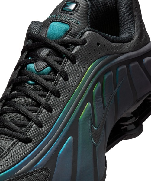NIKE(ナイキ)の「NIKE Shox R4 SE(ナイキ ショックス R4 SE)(スニーカー・メンズ・ブラック系・25cm/25.5cm/26cm/26.5cm/27cm/27.5cm/28cm/28.5cm/29cm)」の9枚目の写真