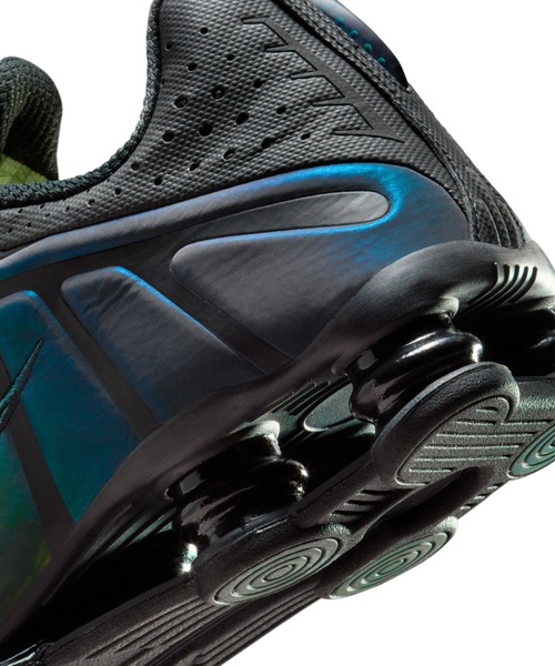 NIKE(ナイキ)の「NIKE Shox R4 SE(ナイキ ショックス R4 SE)(スニーカー・メンズ・ブラック系・25cm/25.5cm/26cm/26.5cm/27cm/27.5cm/28cm/28.5cm/29cm)」の10枚目の写真