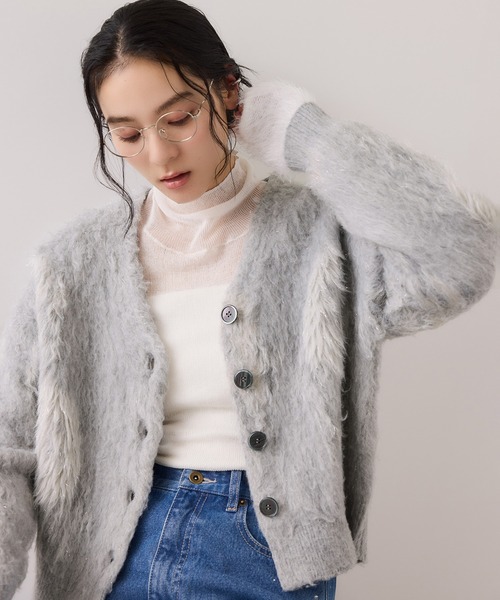 VIS（ビス）の「アート柄ジャガード起毛ニットカーディガン/イージーケア（カーディガン/ボレロ・レディース・オフホワイト/ライトグレー・FREE）」の2枚目の写真