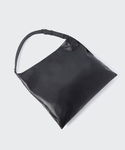 MUSINSA STANDARD（ムシンサスタンダード）の「シンセティックレザー スラウチショルダーバッグ [ブラック]（ショルダーバッグ・メンズ・その他・FREE）」の5枚目の写真