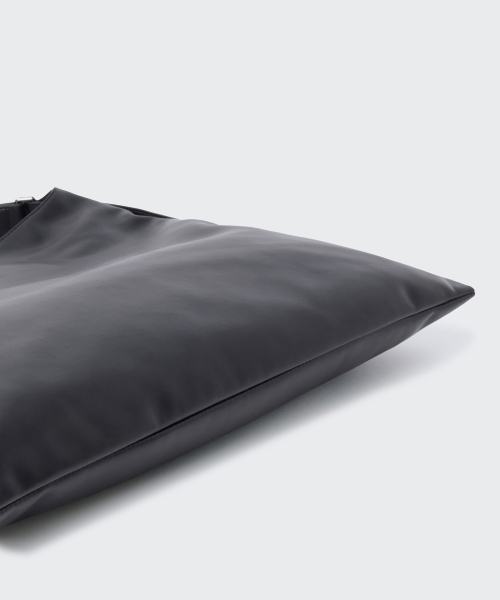MUSINSA STANDARD（ムシンサスタンダード）の「シンセティックレザー スラウチショルダーバッグ [ブラック]（ショルダーバッグ・メンズ・その他・FREE）」の6枚目の写真