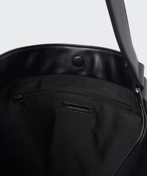 MUSINSA STANDARD（ムシンサスタンダード）の「シンセティックレザー スラウチショルダーバッグ [ブラック]（ショルダーバッグ・メンズ・その他・FREE）」の8枚目の写真