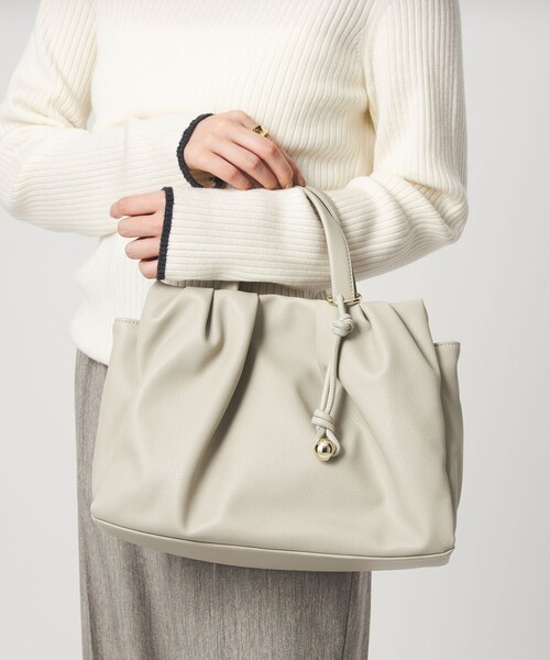 green label relaxing（グリーンレーベルリラクシング）の「タック トートバッグ（トートバッグ・レディース・オフホワイト/ブラウン系/ブラック・FREE）」の2枚目の写真
