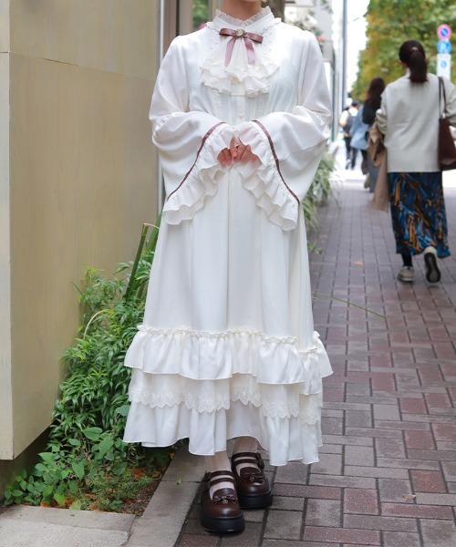 グズラ　アルベロベロ　全面レース白ワンピース　ブローチ付 グズラ アルベロベロ 全面レース白ワンピース ブローチ付 グズラ