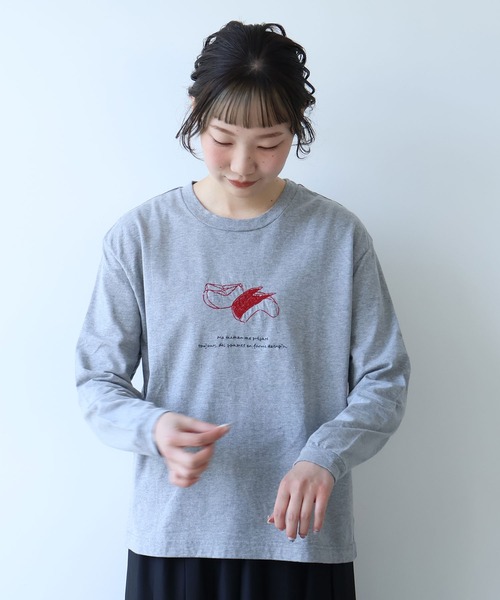bulle de savon(ビュルデサボン)の「うさぎりんご刺繍 ロンT(Tシャツ/カットソー・レディース・ホワイト/グレー・FREE)」の2枚目の写真