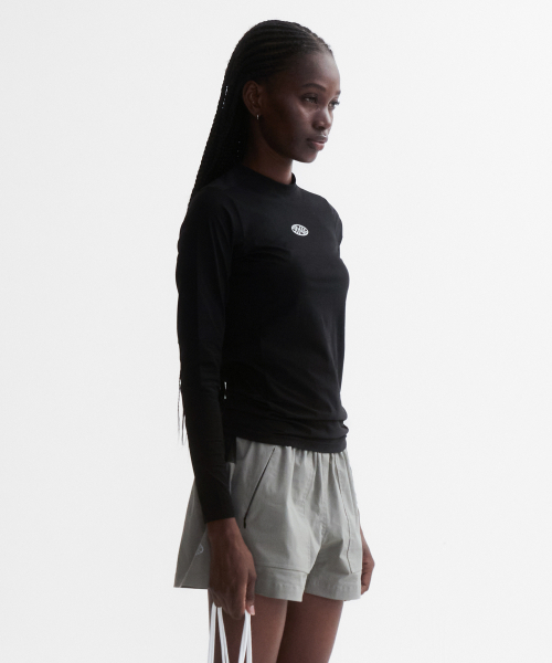MENASOO(ミナス)の「VENODE Small Track Logo Active Long Tshirts_Black (Tight Fit)(Tシャツ/カットソー・レディース・ブラック・1/2)」の2枚目の写真