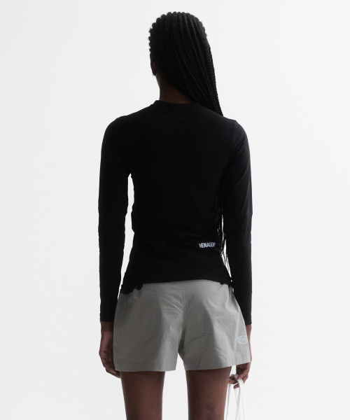MENASOO(ミナス)の「VENODE Small Track Logo Active Long Tshirts_Black (Tight Fit)(Tシャツ/カットソー・レディース・ブラック・1/2)」の4枚目の写真