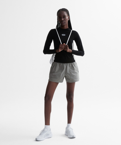 MENASOO(ミナス)の「VENODE Small Track Logo Active Long Tshirts_Black (Tight Fit)(Tシャツ/カットソー・レディース・ブラック・1/2)」の11枚目の写真