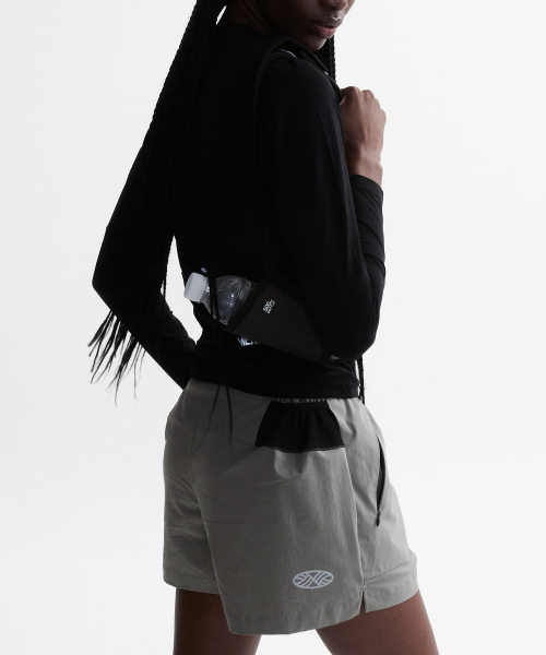 MENASOO(ミナス)の「VENODE Small Track Logo Active Long Tshirts_Black (Tight Fit)(Tシャツ/カットソー・レディース・ブラック・1/2)」の14枚目の写真
