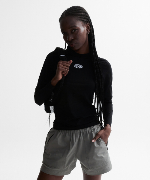 MENASOO(ミナス)の「VENODE Small Track Logo Active Long Tshirts_Black (Tight Fit)(Tシャツ/カットソー・レディース・ブラック・1/2)」の15枚目の写真