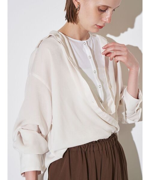 ELENDEEK（エレンディーク）の「サテンカシュクールシャツ（シャツ/ブラウス・レディース・オフホワイト/キャメル・FREE）」の2枚目の写真