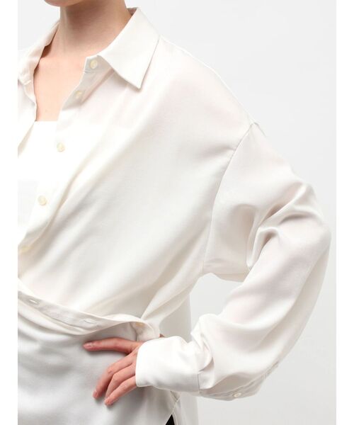 ELENDEEK（エレンディーク）の「サテンカシュクールシャツ（シャツ/ブラウス・レディース・オフホワイト/キャメル・FREE）」の11枚目の写真