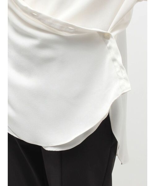 ELENDEEK（エレンディーク）の「サテンカシュクールシャツ（シャツ/ブラウス・レディース・オフホワイト/キャメル・FREE）」の10枚目の写真