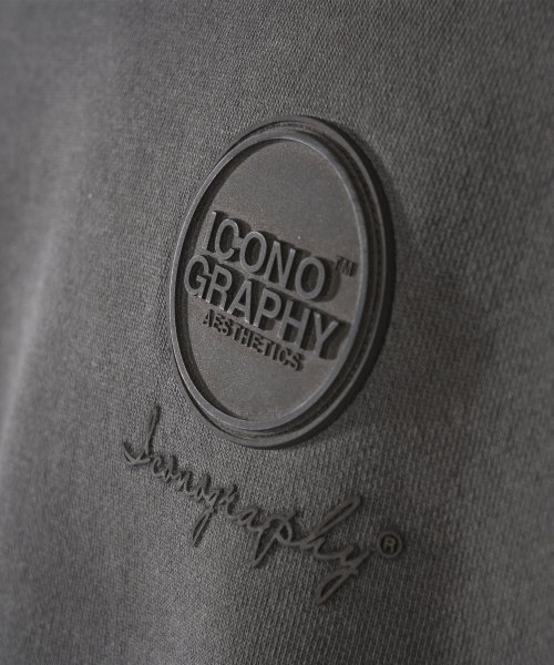ICONOGRAPHY（アイコノグラフィー）の「PIGMENT HEAVY COTTON EMBLEM VOLUME PRINT DBK（スウェット・レディース・ブラック・MEDIUM/LARGE）」の5枚目の写真