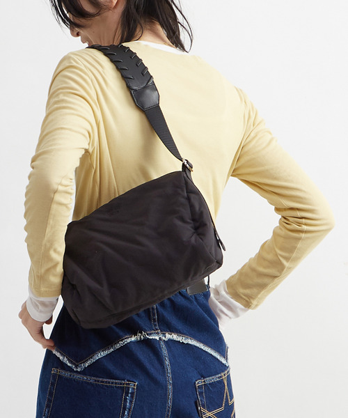 CONVERSE TOKYO（コンバーストウキョウ）の「LACE-UP HANDLE PUFF BAG（ハンドバッグ・レディース・カーキ/ブラック/レッド・FREE）」の2枚目の写真