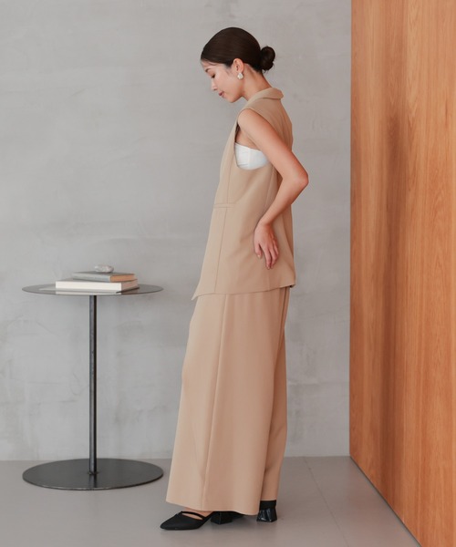 TOKYO OFFICA（トーキョーオフィカ）の「卒業式・入学式・学校行事・結婚式 対応 パンツスーツ セットアップ  ママ ジレ風デザイン 体型カバー アシンメトリータック テーラード セットアップ ワイドパンツ セレモニー オフィスカジュアル スーツ（スーツセット・レディース・ベージュ/ブラック/チャコール・L/M）」の4枚目の写真