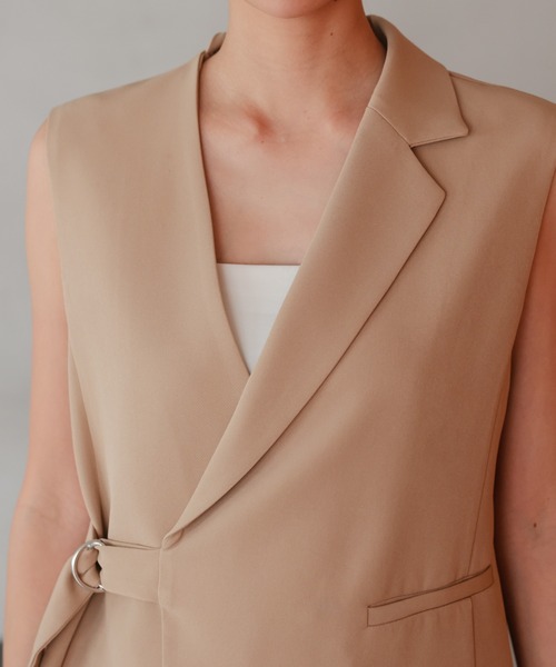 TOKYO OFFICA（トーキョーオフィカ）の「卒業式・入学式・学校行事・結婚式 対応 パンツスーツ セットアップ  ママ ジレ風デザイン 体型カバー アシンメトリータック テーラード セットアップ ワイドパンツ セレモニー オフィスカジュアル スーツ（スーツセット・レディース・ベージュ/ブラック/チャコール・L/M）」の7枚目の写真