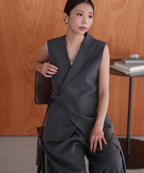 TOKYO OFFICA（トーキョーオフィカ）の「卒業式・入学式・学校行事・結婚式 対応 パンツスーツ セットアップ  ママ ジレ風デザイン 体型カバー アシンメトリータック テーラード セットアップ ワイドパンツ セレモニー オフィスカジュアル スーツ（スーツセット・レディース・ベージュ/ブラック/チャコール・L/M）」の19枚目の写真