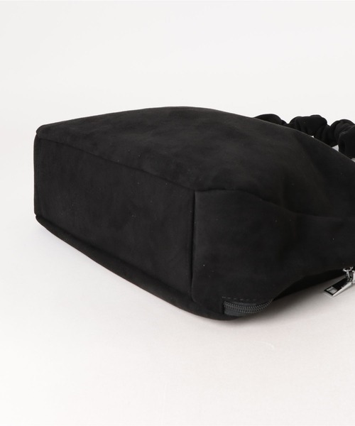 apres jour mignon（アプレジュールミニョン）の「【apresjour mignon×ARIAZ】スエード風ギャザーバッグ（ハンドバッグ・レディース・ダークブラウン/ブラック・ONESIZE）」の4枚目の写真