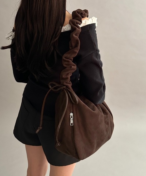 apres jour mignon（アプレジュールミニョン）の「【apresjour mignon×ARIAZ】スエード風ギャザーバッグ（ハンドバッグ・レディース・ダークブラウン/ブラック・ONESIZE）」の8枚目の写真