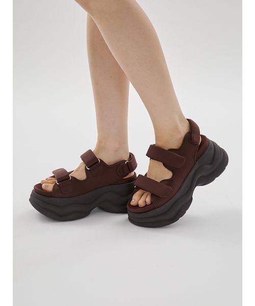 emmi(エミ)の「ボリュームソールサンダル(サンダル・レディース・ブラック/アイボリー・24.5/23.5/22.5)」の3枚目の写真