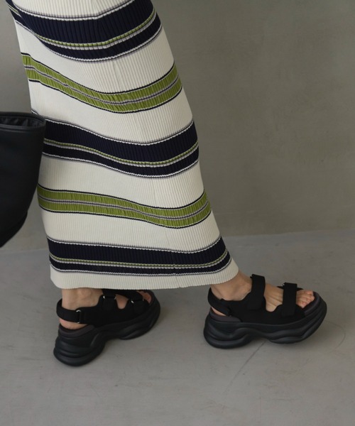 emmi(エミ)の「ボリュームソールサンダル(サンダル・レディース・ブラック/アイボリー・24.5/23.5/22.5)」の2枚目の写真