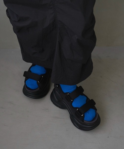 emmi(エミ)の「ボリュームソールサンダル(サンダル・レディース・ブラック/アイボリー・24.5/23.5/22.5)」の10枚目の写真