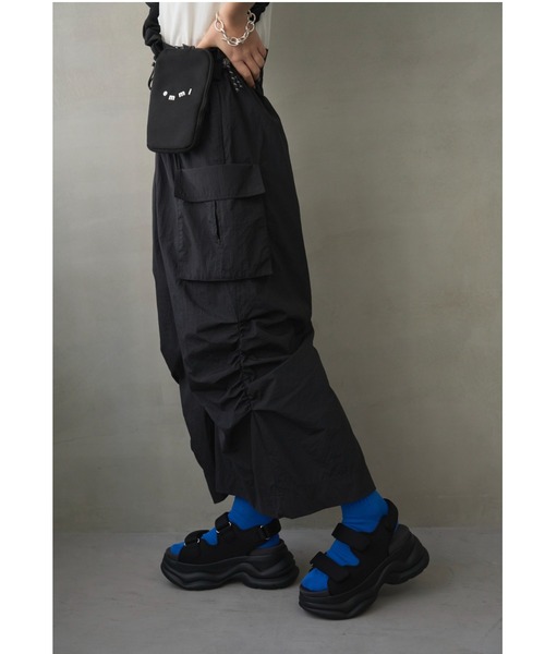 emmi(エミ)の「ボリュームソールサンダル(サンダル・レディース・ブラック/アイボリー・24.5/23.5/22.5)」の11枚目の写真