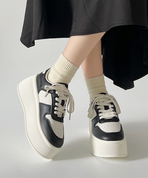Shoes in Closet(シューズインクローゼット)の「厚底 プラットフォーム プレート付 コートタイプ コンビカラー スニーカー 2428(スニーカー・レディース・ブラック×ホワイト/ホワイト×シルバー・M/S/L/LL/XS)」の2枚目の写真