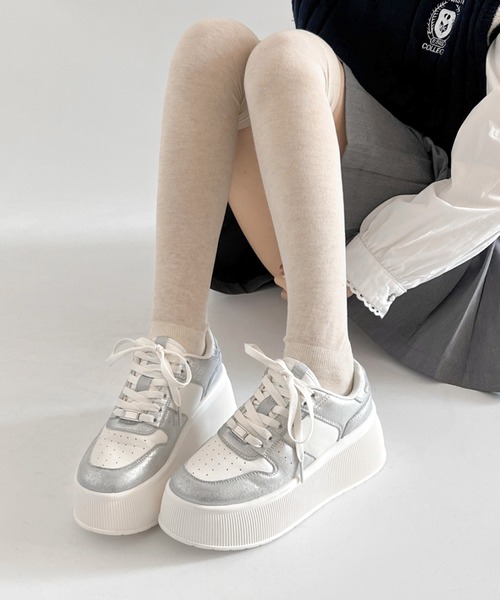 Shoes in Closet(シューズインクローゼット)の「厚底 プラットフォーム プレート付 コートタイプ コンビカラー スニーカー 2428(スニーカー・レディース・ブラック×ホワイト/ホワイト×シルバー・M/S/L/LL/XS)」の3枚目の写真