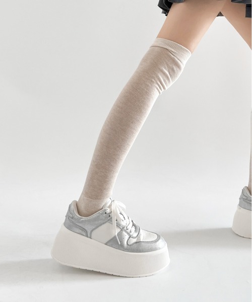 Shoes in Closet(シューズインクローゼット)の「厚底 プラットフォーム プレート付 コートタイプ コンビカラー スニーカー 2428(スニーカー・レディース・ブラック×ホワイト/ホワイト×シルバー・M/S/L/LL/XS)」の4枚目の写真