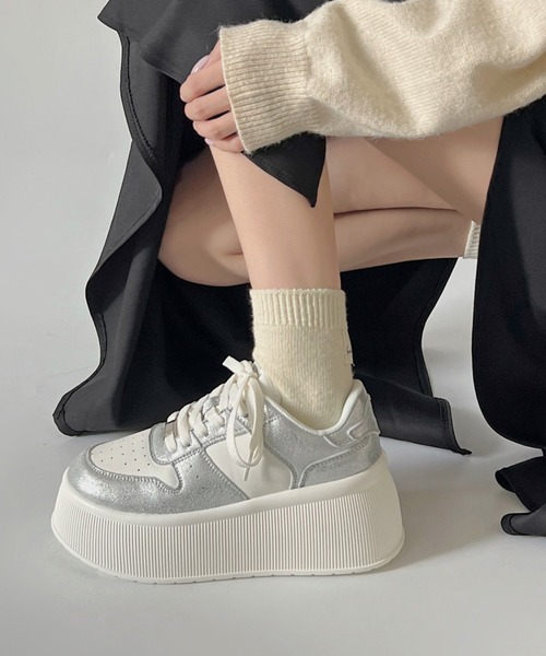 Shoes in Closet(シューズインクローゼット)の「厚底 プラットフォーム プレート付 コートタイプ コンビカラー スニーカー 2428(スニーカー・レディース・ブラック×ホワイト/ホワイト×シルバー・M/S/L/LL/XS)」の5枚目の写真