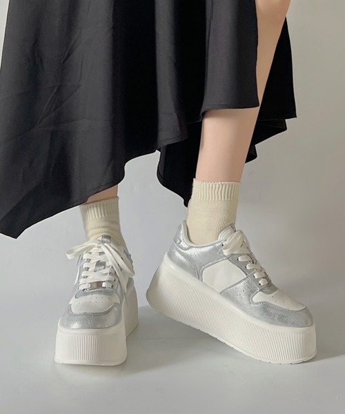 Shoes in Closet(シューズインクローゼット)の「厚底 プラットフォーム プレート付 コートタイプ コンビカラー スニーカー 2428(スニーカー・レディース・ブラック×ホワイト/ホワイト×シルバー・M/S/L/LL/XS)」の6枚目の写真