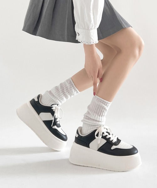 Shoes in Closet(シューズインクローゼット)の「厚底 プラットフォーム プレート付 コートタイプ コンビカラー スニーカー 2428(スニーカー・レディース・ブラック×ホワイト/ホワイト×シルバー・M/S/L/LL/XS)」の13枚目の写真