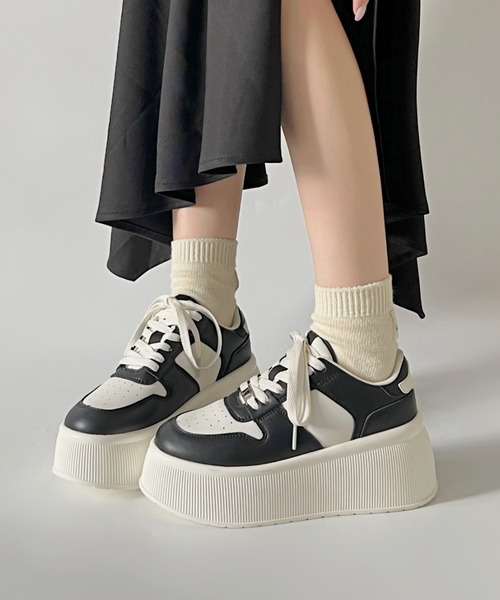 Shoes in Closet(シューズインクローゼット)の「厚底 プラットフォーム プレート付 コートタイプ コンビカラー スニーカー 2428(スニーカー・レディース・ブラック×ホワイト/ホワイト×シルバー・M/S/L/LL/XS)」の15枚目の写真