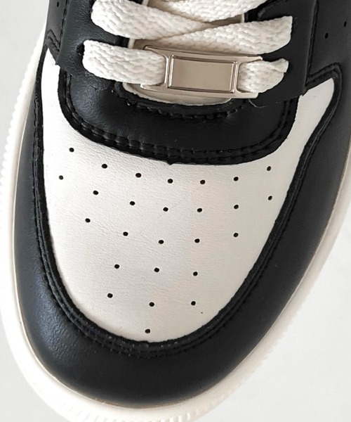 Shoes in Closet(シューズインクローゼット)の「厚底 プラットフォーム プレート付 コートタイプ コンビカラー スニーカー 2428(スニーカー・レディース・ブラック×ホワイト/ホワイト×シルバー・M/S/L/LL/XS)」の9枚目の写真