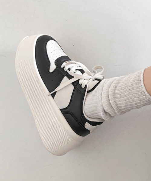 Shoes in Closet(シューズインクローゼット)の「厚底 プラットフォーム プレート付 コートタイプ コンビカラー スニーカー 2428(スニーカー・レディース・ブラック×ホワイト/ホワイト×シルバー・M/S/L/LL/XS)」の8枚目の写真