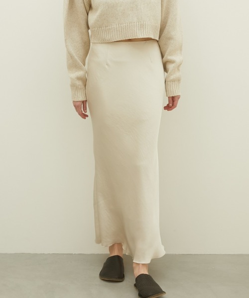 LA PEAU DE GEM(ラポドゥジェム)の「【LA PEAU DE GEM】no slit satin skirt/ノースリットサテンスカート(スカート・レディース・ブラウン/ブラック/アイボリー・MEDIUM/SMALL)」の2枚目の写真