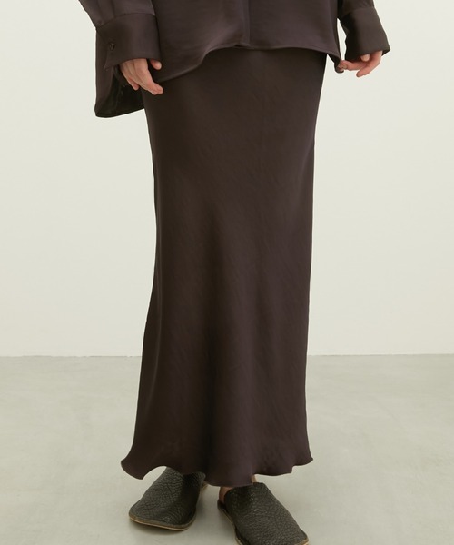 LA PEAU DE GEM（ラポドゥジェム）の「【LA PEAU DE GEM】no slit satin skirt/ノースリットサテンスカート（スカート・レディース・ブラウン/ブラック/アイボリー・MEDIUM/SMALL）」の4枚目の写真