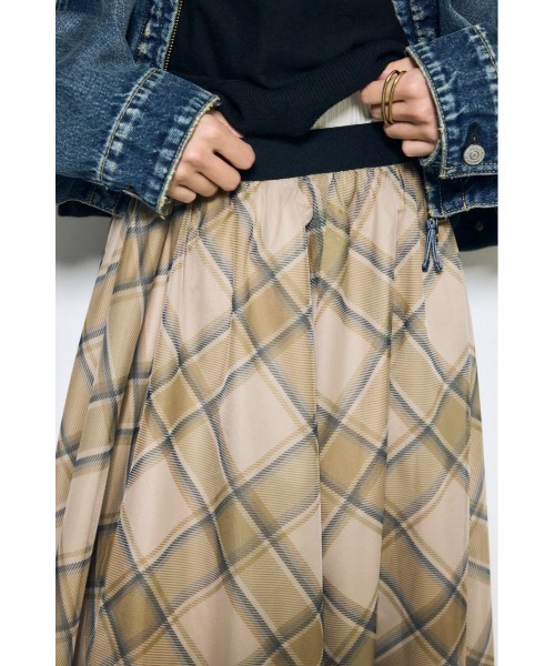 AZUL by moussy(アズールバイマウジー)の「【身長/骨格別着用画像あり】シアーチェックハンカチーフヘムスカート(スカート・レディース・ベージュ系その他/ブラック系その他・FREE)」の15枚目の写真
